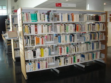 Rayonnage de livres &agrave; la BU de Fouillole